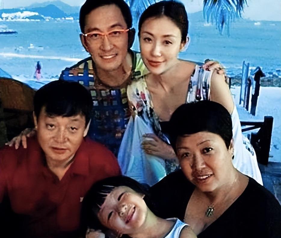 石洋子22岁嫁43岁吴启华离婚后依旧被他当成女儿宠着