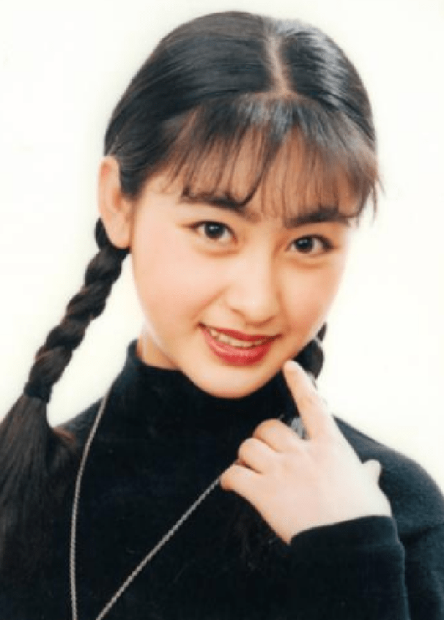 直到第三部《还珠格格之天上人间》,赵薇辞演了小燕子这一角色,这让