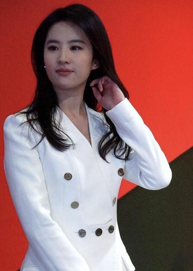 杨澜气场真强大,穿白色职业西服套装现身简约干练,优雅时髦_姐姐_西装