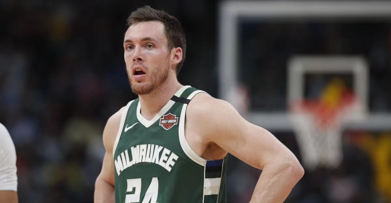 被篮网选中交易掉的康诺顿,成雄鹿奇兵,助队逆转绿军!三分60%!