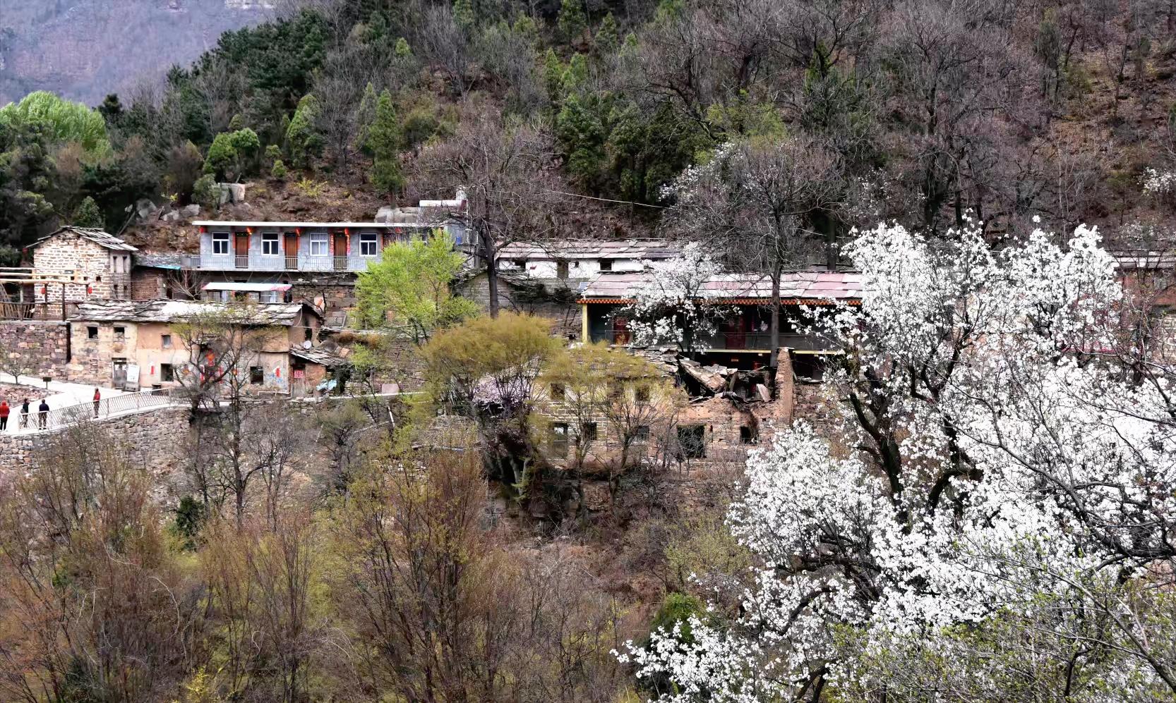 林州山西交界处，隐藏着一座绝美古村，还有一条惊险的挂壁公路