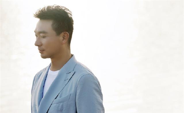 电视主持人康辉写真大片曝光,浅蓝色西装出镜,风格大变帅气满满_生活