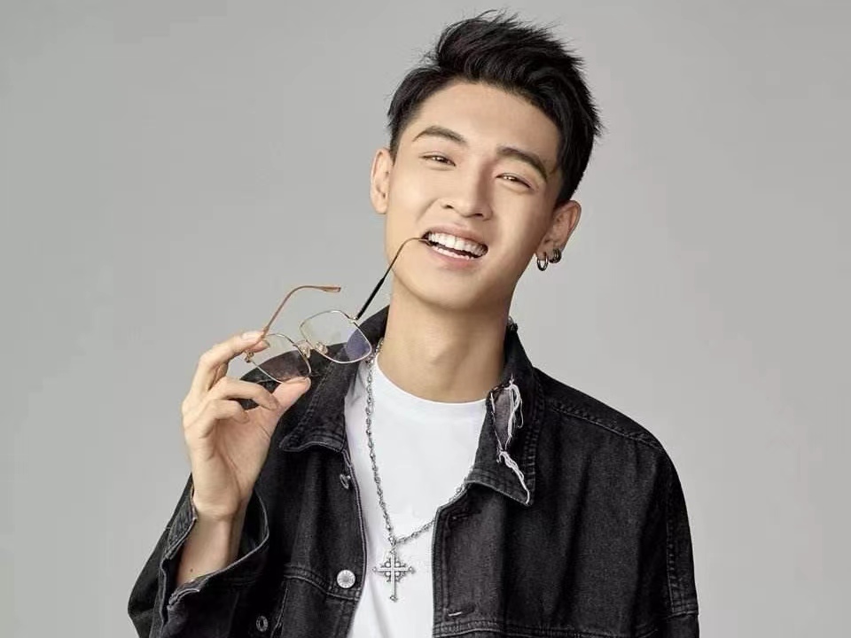 辛雨锡发文怒怼秦霄贤粉丝称自己遭遇网暴并晒出大量私信截图