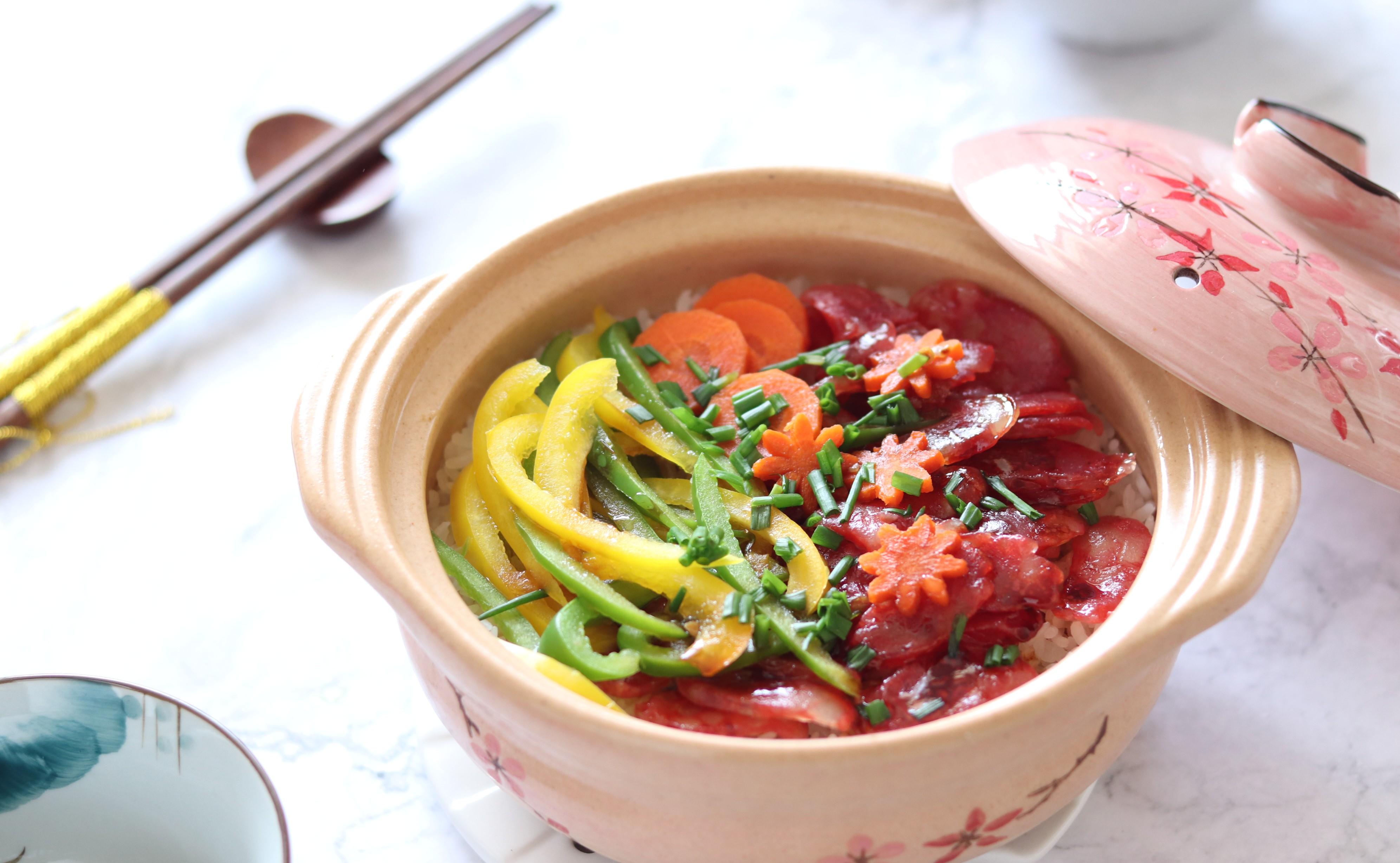 在家做腊肠煲仔饭,简单快手,搭配秘制酱汁,比饭店卖的都好吃_砂锅_盖