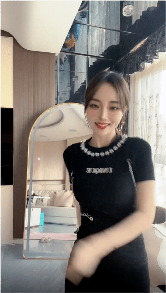 李小璐穿紧身裙热舞,扭腰摆胯大秀身材,网友评论一针见血