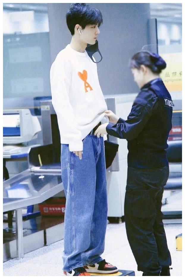 来肖战的上班照片出现在机场时,肖战穿着便服