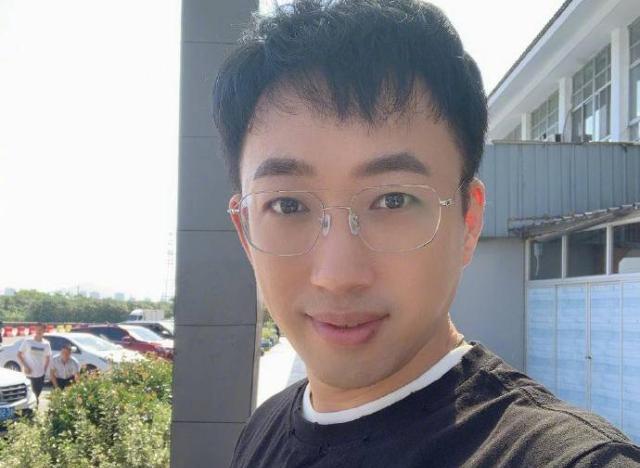 于正演技派将收尾晒图引热议2细节或暗示神秘大哥身份