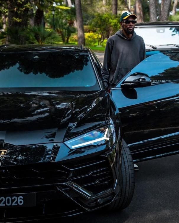 杜兰特度假法国租豪车泡夜店,搂着白人美女心情舒畅_1_cba_nba