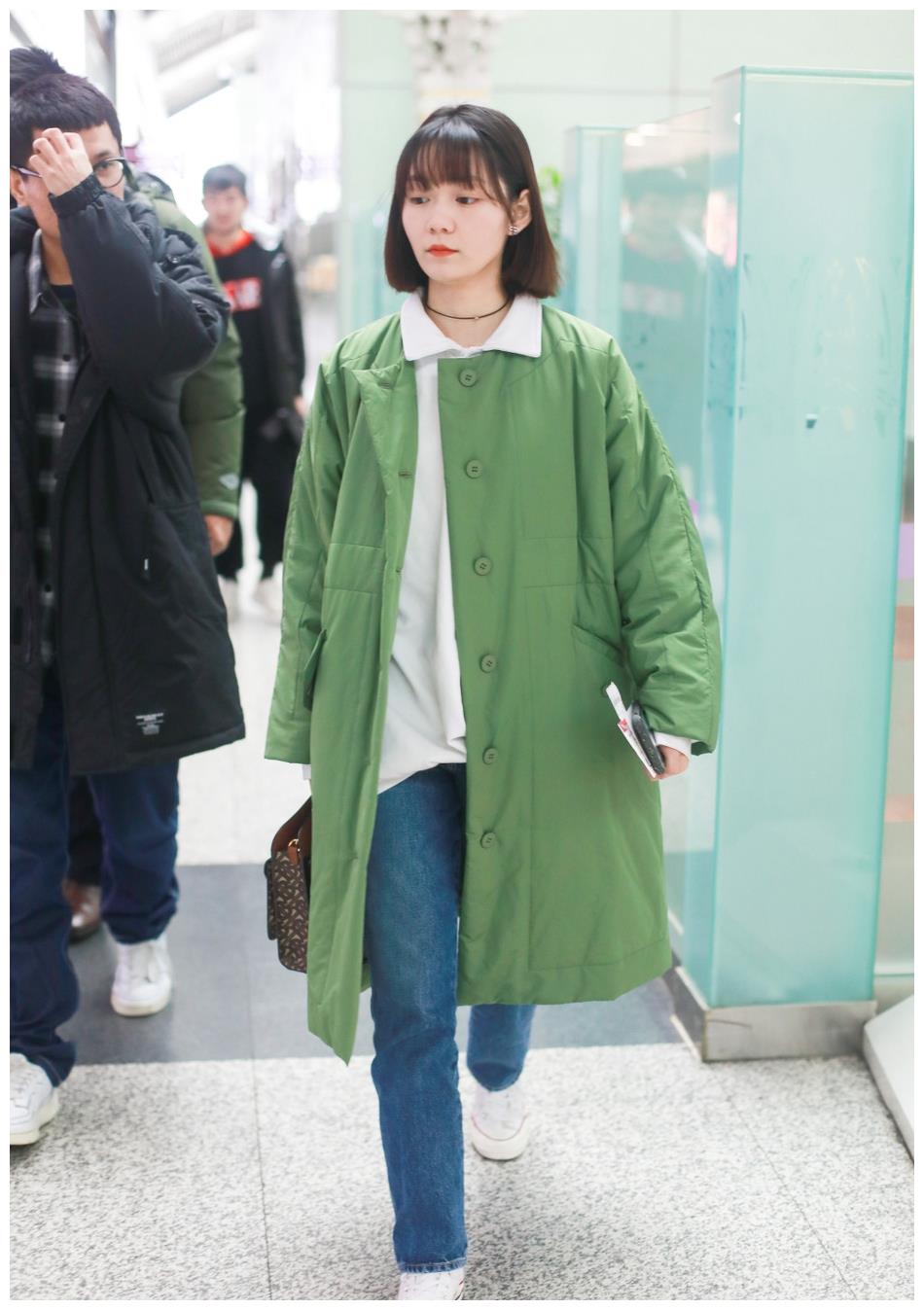 原创段奥娟现身机场剪短发清纯可人穿亮绿色棉服元气十足