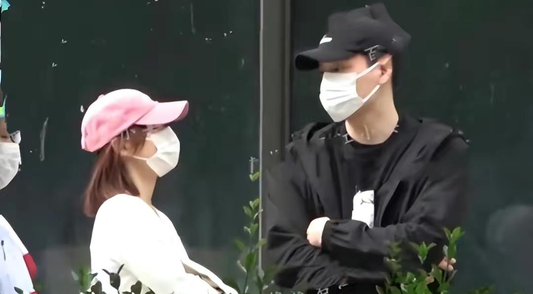 袁姗姗新恋情被拍俩人一起出入小区男方疑似邓伦