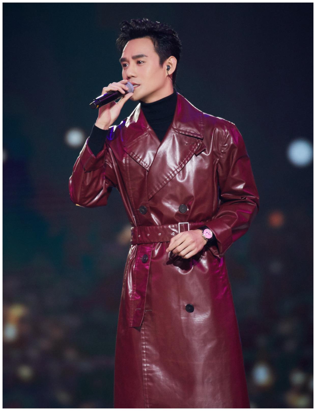 过年派对上王凯说这是一件红色的漆皮外套.