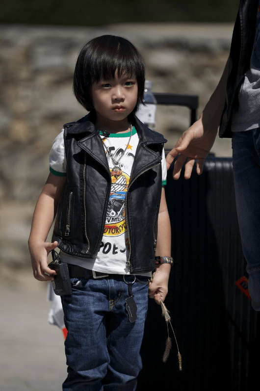 林志颖11岁儿子kimi近照公开,看到真实颜值,网友:难怪不晒了_孩子