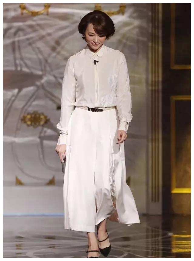 董卿把衬衫穿出了新高度,搭配工装裤帅气又优雅,46岁状态好极了_风格