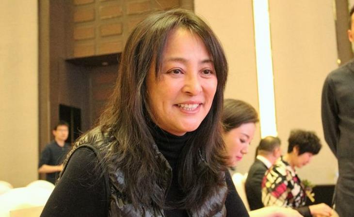 原创58岁李勤勤近况曝光双眼凹陷面色蜡黄废品乱堆墙角舍不得扔