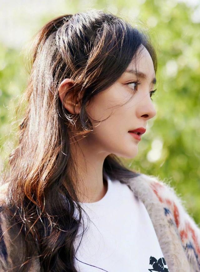 杨幂生图曝光自带清冷感三十多岁这个年纪氛围感真的很强