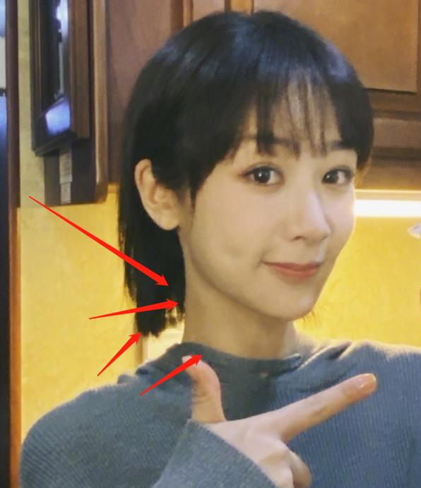 原创28岁杨紫剪短发肉肉脸瘦出天鹅颈手上的奶茶确定好喝吗