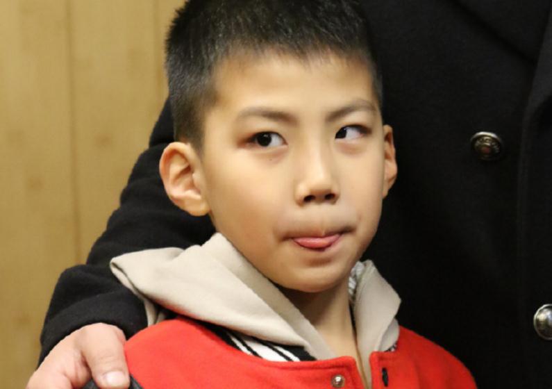 通过《爸爸去哪儿》这个综艺节目,胡皓康和爸爸胡军