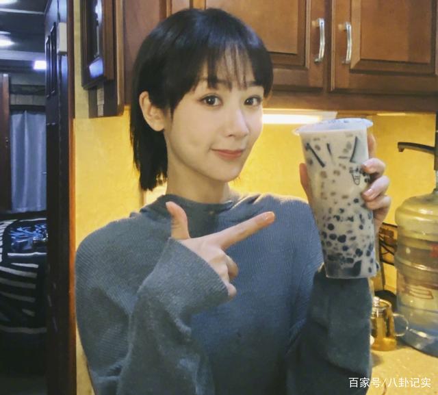 杨紫新自拍又瘦了,尖下巴很明显,手中的奶茶分量却让人不敢相信_因为