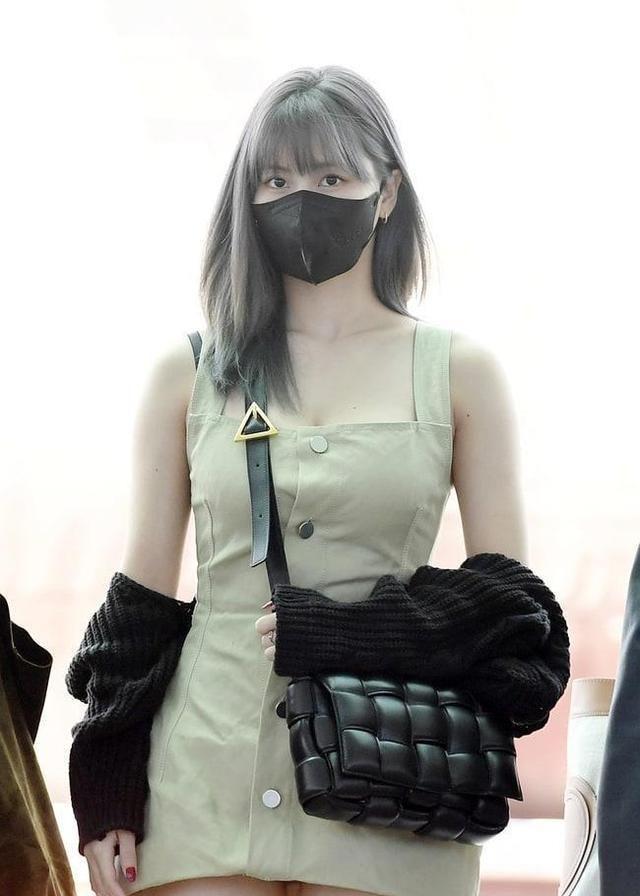 金希澈的前女友twicemomo在机场开挂:这身材谁受得了?_韩娱_时尚_团体