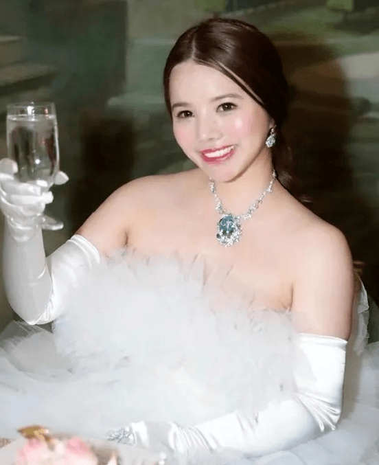 百亿名媛余晚晚,上海一栋豪宅7小时逛不完,28岁赚够一个亿_余静渊