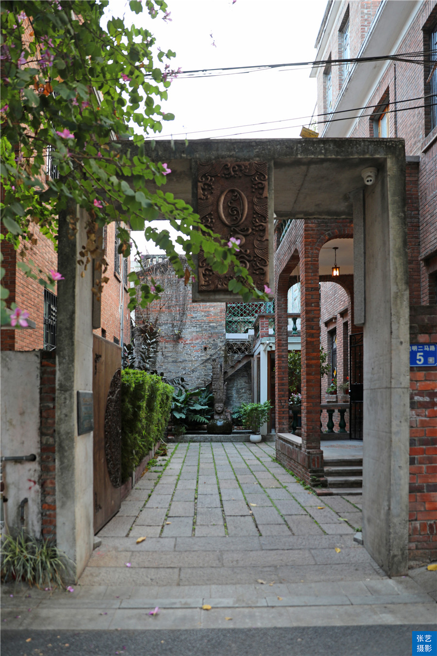 形成与城西的西关大屋,骑楼和竹筒屋等,风格迥异的特色建筑群