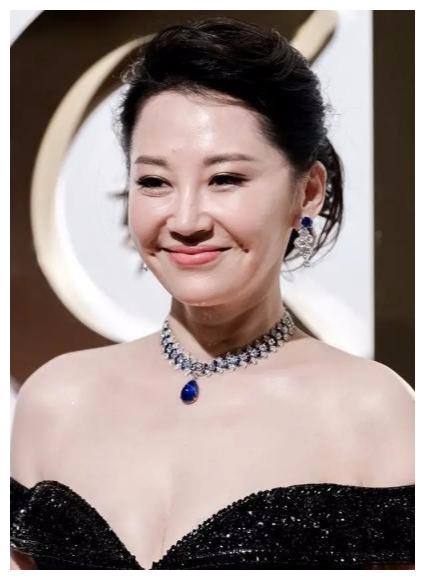 许晴衣品"开挂",穿裸肩礼服秀凹凸身材,镜头拉近暴露面部僵硬_女性