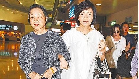 都说侯佩岑妈妈面相很凶,误会了,她选错了医美项目_林月云_争议_时分
