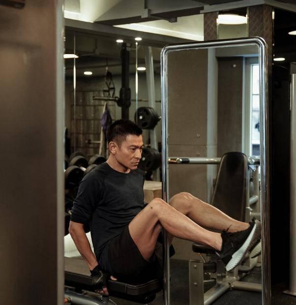 60岁刘德华近照曝光,身材健硕堪比壮小伙,电影再创佳绩_天王_拆弹