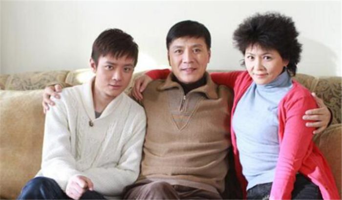 他是双料影帝,与二婚老婆因戏生情,如今儿子女儿都成了演员_刘之冰