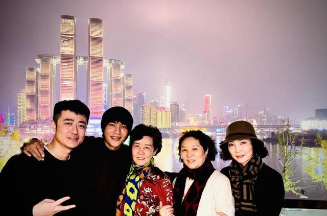 原创陈坤带妈妈回老家探亲一家子都是高颜值还亲手为家人抄心经