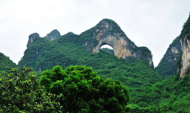 月亮山是阳朔境内的奇景，是一座拱形山峰，犹如一轮明月