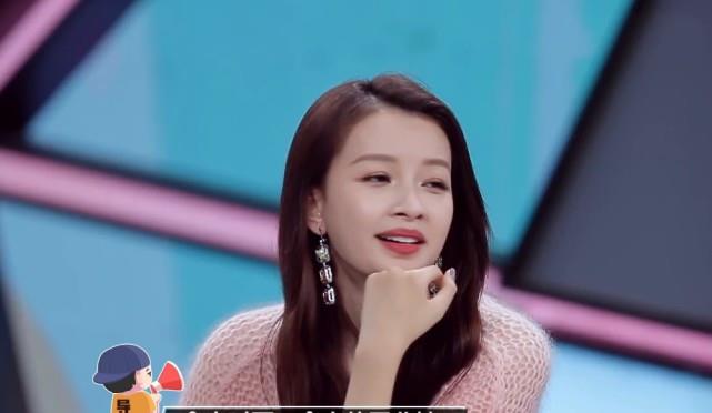 导演却没给穿短裙的孙怡备毯子,她的救场尽显情商_穿着_两个女孩_吴昕
