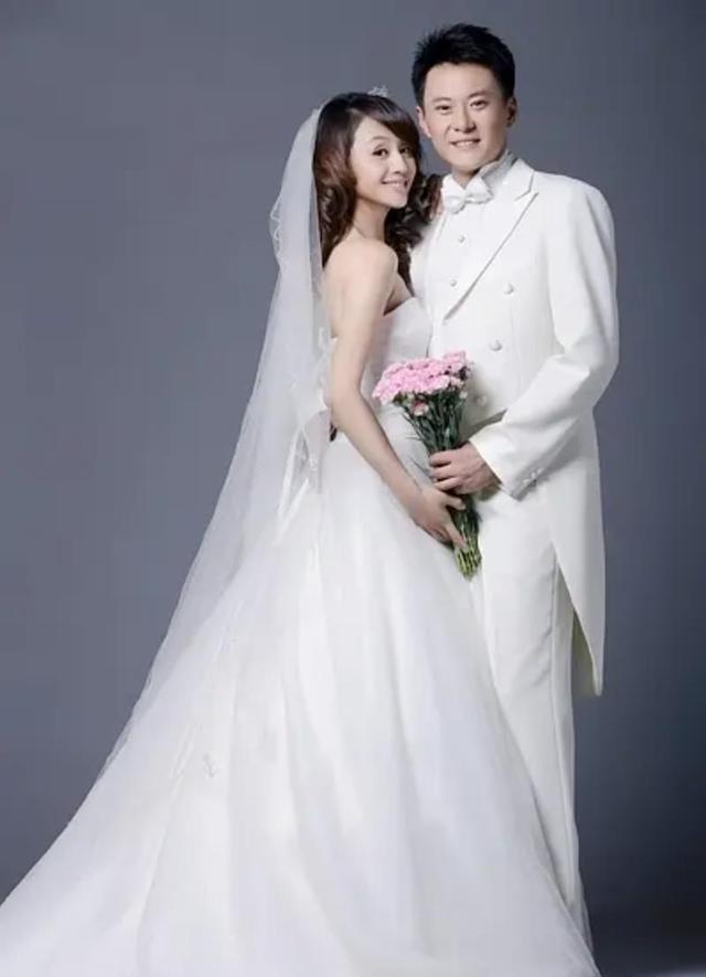 曹颖和王斑结婚之后就选择在家做家庭主妇,完全和她的巅峰事业告别了