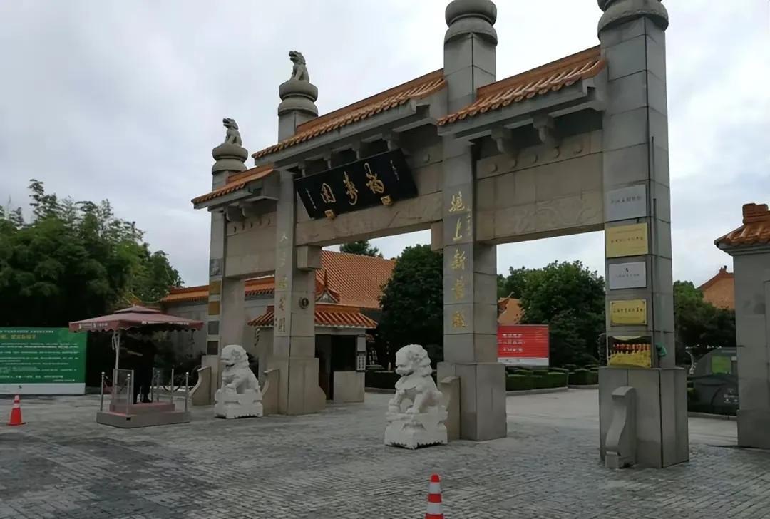 秦怡身後事:藍色碎花裙遺照,安葬於青浦福壽園,與金焰墓地毗鄰_兒子