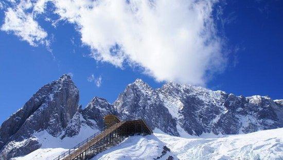 云南适合避暑的景区，十三座雪峰连绵不断，游客络绎不绝