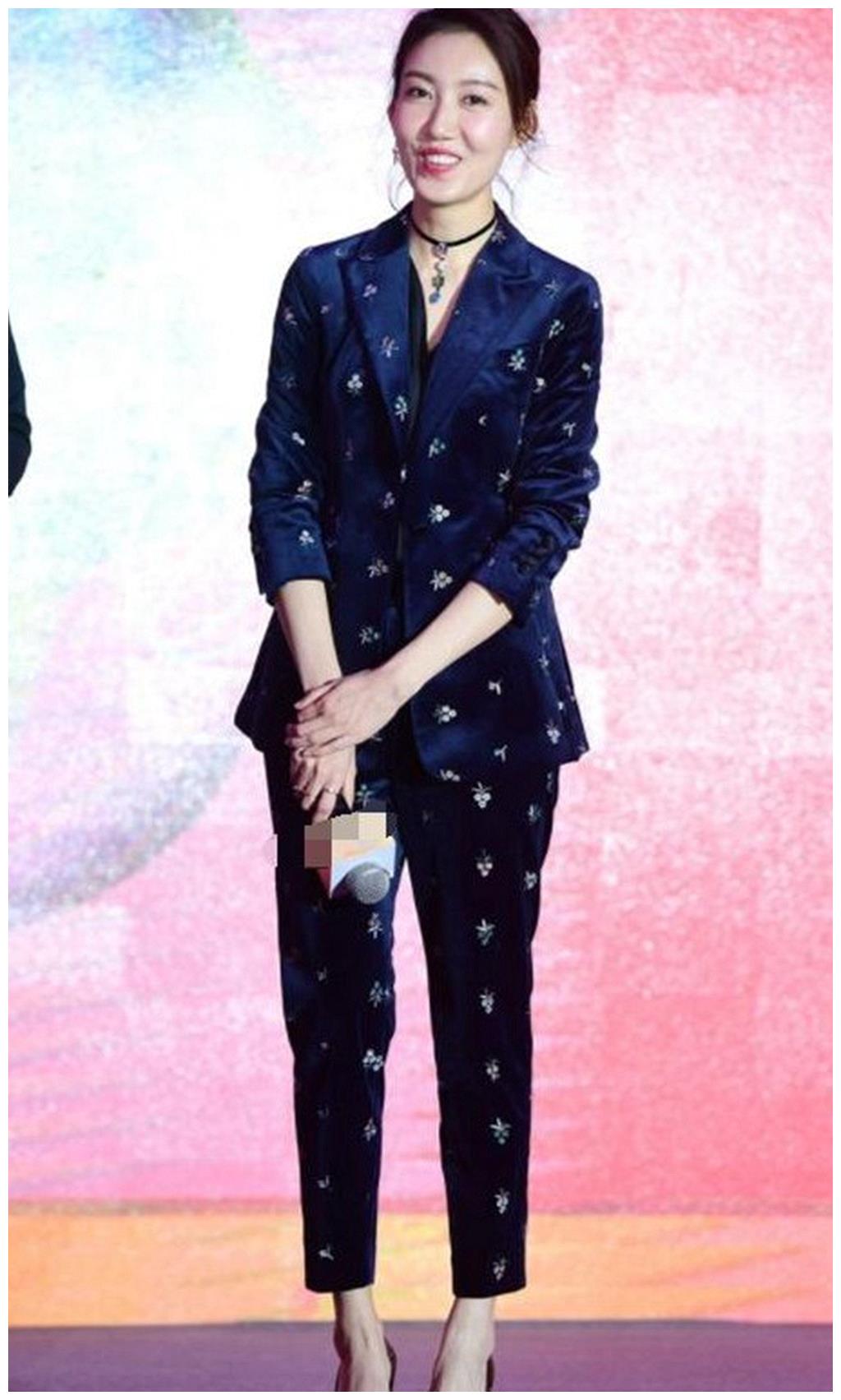 原创37岁辣妈高露赶时髦针织衫塞收腰裙里还嫌宽松巴掌腰绝了