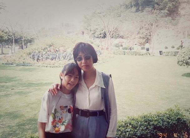 37岁邓丽欣为妈妈庆生晒旧照感情深厚曾10年恋爱终分手
