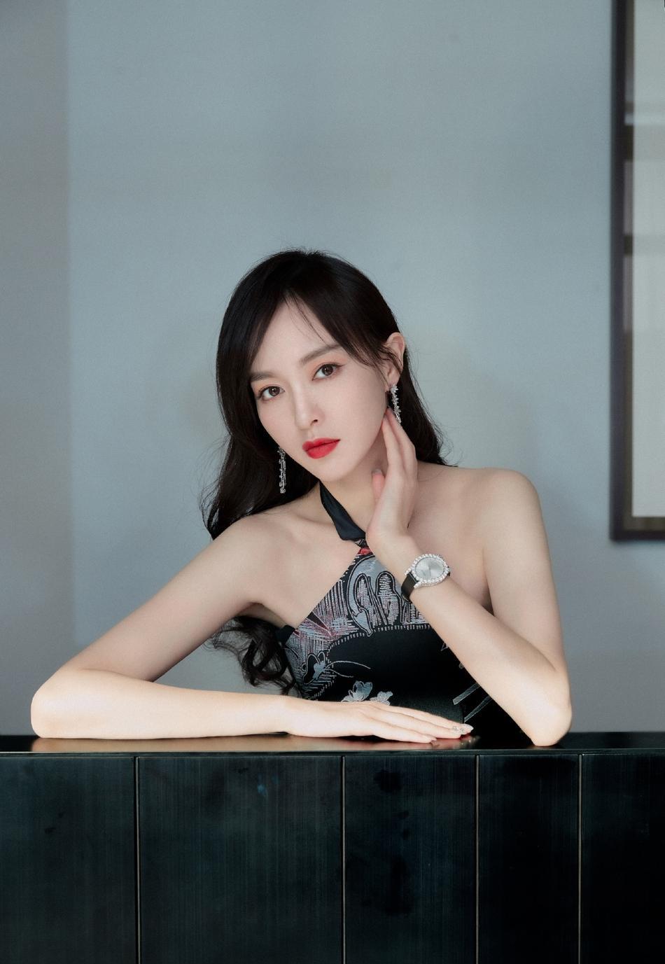 原创37岁唐嫣2022年写真曝光身材有型裸背吸睛真是越来越迷人啦