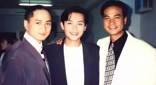 进入培训班之后的周润发,很快和同一期的吴孟达还有任达华玩到了一起.