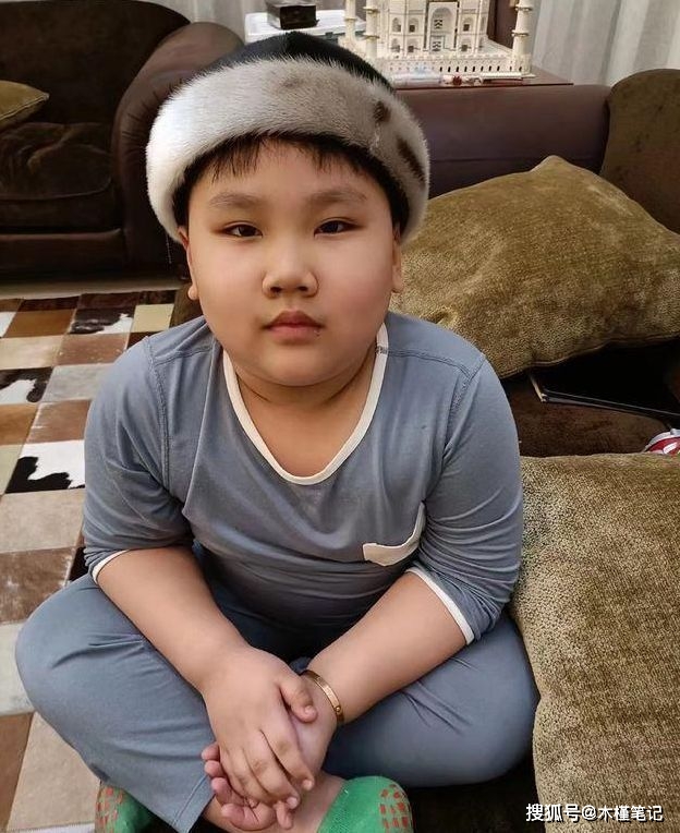 原创郭德纲一家出门做核酸小儿子安迪造型抢镜王惠双手叉腰显霸气