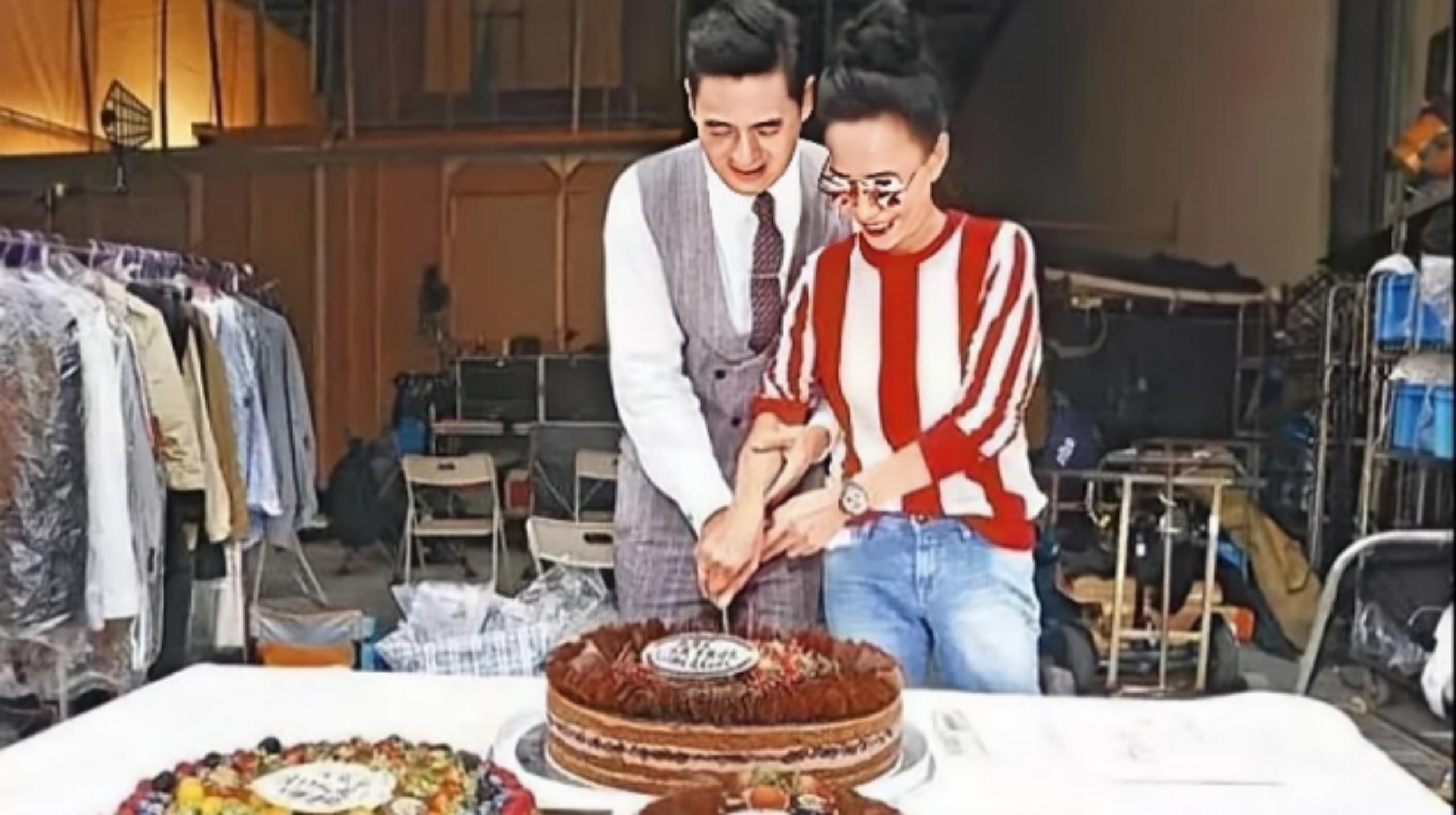 周润发就连自己过生日,也只是让陈荟莲买个小蛋糕,一起在小饭店里庆祝