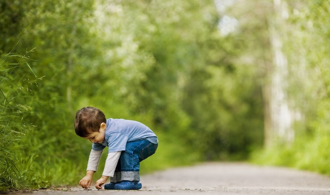 孩子喜欢在地上捡东西吃怎么办？如何让孩子轻松度过口欲期