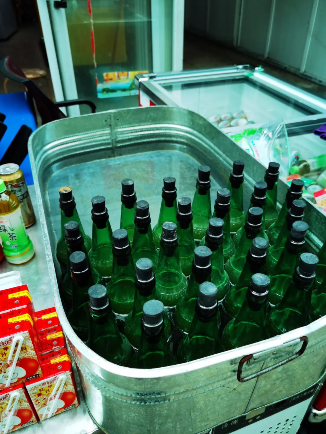 一扎格瓦斯,一碗自制酸奶,加上伊犁老冰淇淋再来几串烤肉,一碗面肺子