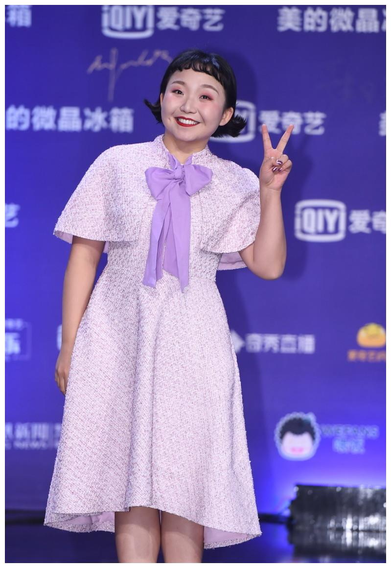 原创辣目洋子没颜值没身材却靠气质涨人气紫色裙穿出少女魅力