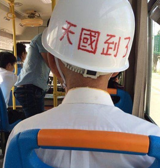 原创
搞笑GIF:大妈,你头上戴的白菜帽子看起来很时尚!