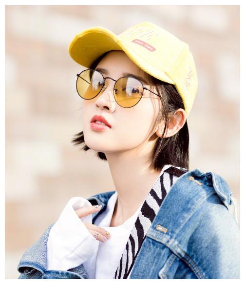 原创唐艺昕婚后更美了穿牛仔套装轻松休闲笑容醉人心