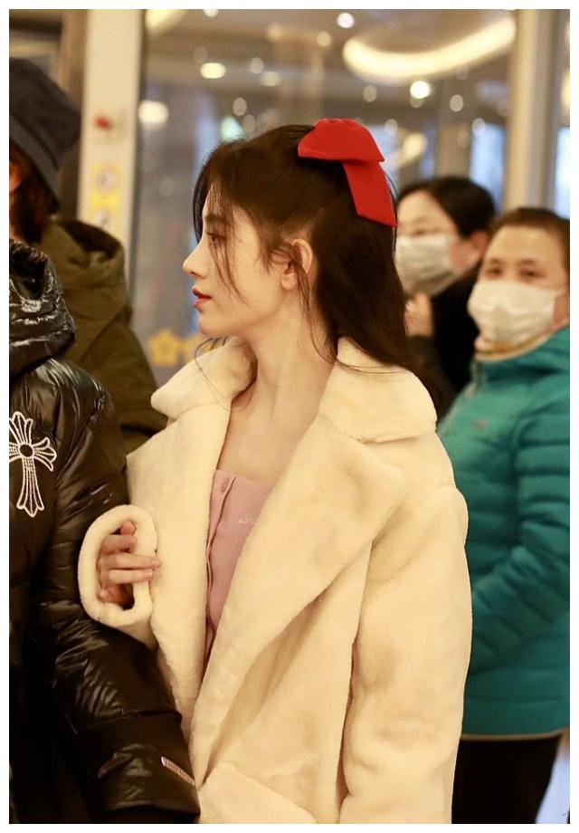 鞠婧祎现身春晚彩排,白色皮草穿出贵妇气质,头戴蝴蝶结软萌可爱