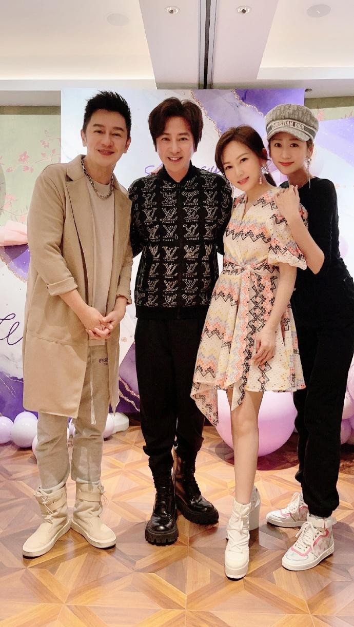 孙耀威为妻子庆生甜蜜同框文案是亮点强大朋友圈合影曝光