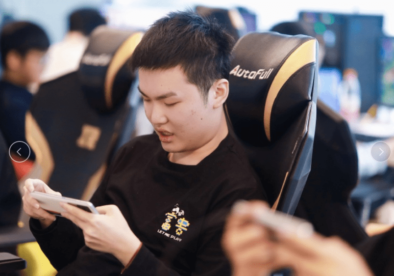 rngm豪华阵容只赢一场,虔诚没问题,网友:晚秋和猫神真的不配赢_比赛