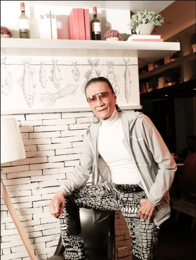 谢贤拍新戏罕有取下墨镜,84岁真实状态曝光,一脸慈祥判若两人_样子